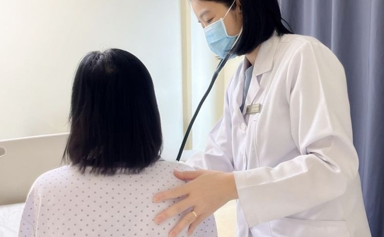 Bác sĩ kiểm tra sức khỏe bệnh nhân một tuần sau mổ. Ảnh BVCC