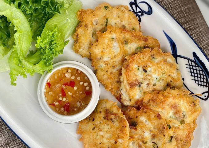 Hỗ trợ giảm cân và tăng cơ: Cá cơm chứa một lượng protein đáng kể và lượng calo thấp, vì vậy đây được xem là món ăn lý tưởng trong thực đơn giảm cân. Tiêu thụ cá cơm sẽ làm mức độ protein tăng lên, từ đó tạo ra cảm giác no và ngăn chặn việc ăn quá nhiều. Đồng thời, cung cấp nguồn dinh dưỡng dồi dào, có lợi cho sức khỏe mà không làm tăng thêm calo. Ngoài ra, thực phẩm này đặc biệt được khuyến khích cho quá trình phát triển cơ bắp. Đó là lý do tại sao cá cơm rất quan trọng đối với những người luyện tập các hoạt động thể chất và vận động viên. Ảnh Internet