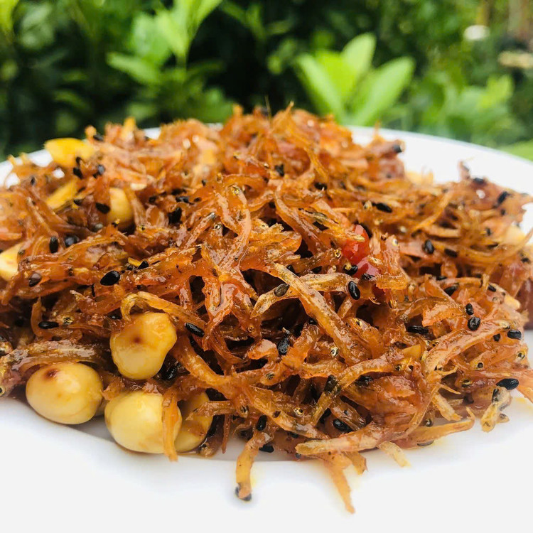 Tăng cường sức khỏe cho làn da: Các dưỡng chất axit béo có trong cá cơm, cùng với vitamin E, selen có tác dụng nuôi dưỡng làn da khỏe mạnh. Thường xuyên ăn cá giúp cho bạn có làn da đẹp mịn màng, sáng khỏe, ngăn ngừa sự hình thành phát triển của mụn và nếp nhăn. Ảnh Internet