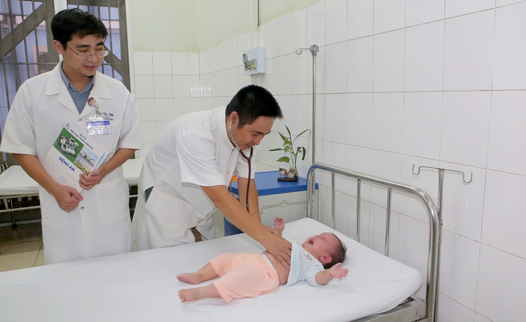 Các bác sĩ thăm khám cho cháu T.P.L.Đ trong quá trình điều trị. Ảnh: Báo Thừa Thiên Huế