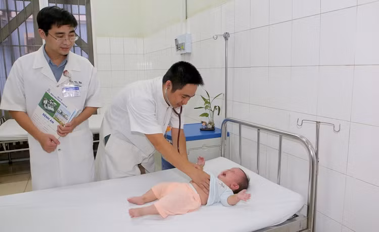 Các bác sĩ thăm khám cho cháu T.P.L.Đ trong quá trình điều trị. Ảnh: Báo Thừa Thiên Huế