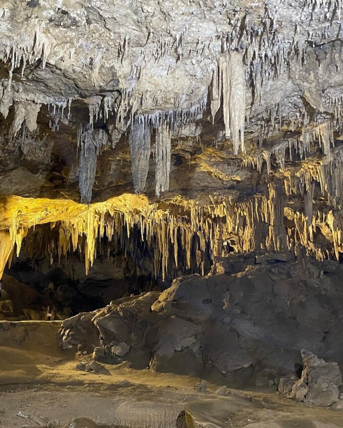 Đến với hang động Pu Sam Cáp, bạn không chỉ được chiêm ngưỡng những hình ảnh thiên nhiên vô cùng độc đáo hay hòa quyện vào thiên nhiên hùng vĩ mà còn được nghe nhiều câu chuyện thú vị về truyền thuyết của hang động này.