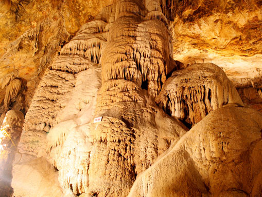 Những khối thạch nhũ được xếp chồng thành từng tầng khác nhau