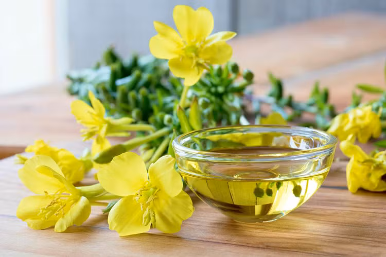 Tinh dầu hoa anh thảo có tác dụng duy trì và điều hòa nội tiết tố nữ, giúp làn da luôn trẻ đẹp. Ảnh minh họa