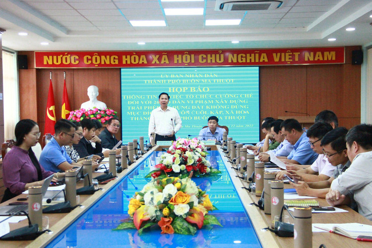 UBND TP Buôn Ma Thuột tổ chức họp báo về việc cưỡng chế hàng chục hộ dân xây nhà trái phép.