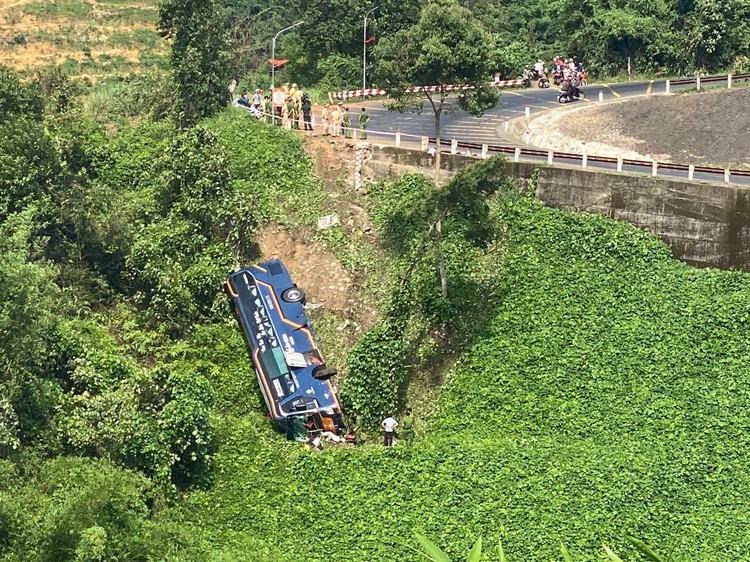 Chiếc xe khách mất lái, lao xuống vực sâu.