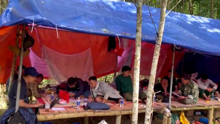 Các đối tượng dựng lán trại trong rừng sâu, khai thác vàng trái phép.