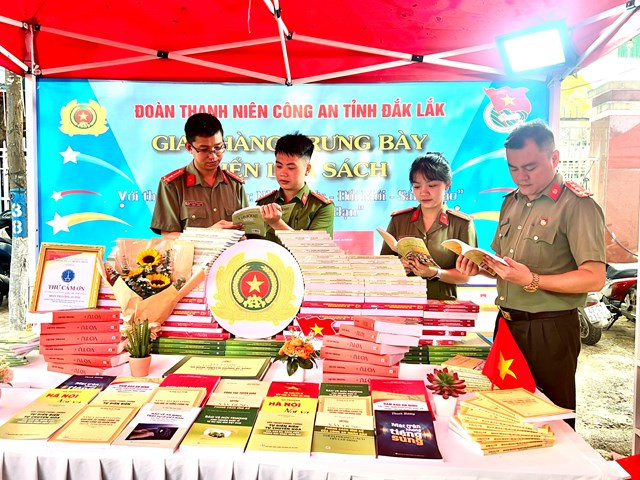 Đoàn Thanh niên Công an tỉnh Đắk Lắk tại Ngày Sách và Văn hóa đọc Việt Nam năm 2023.