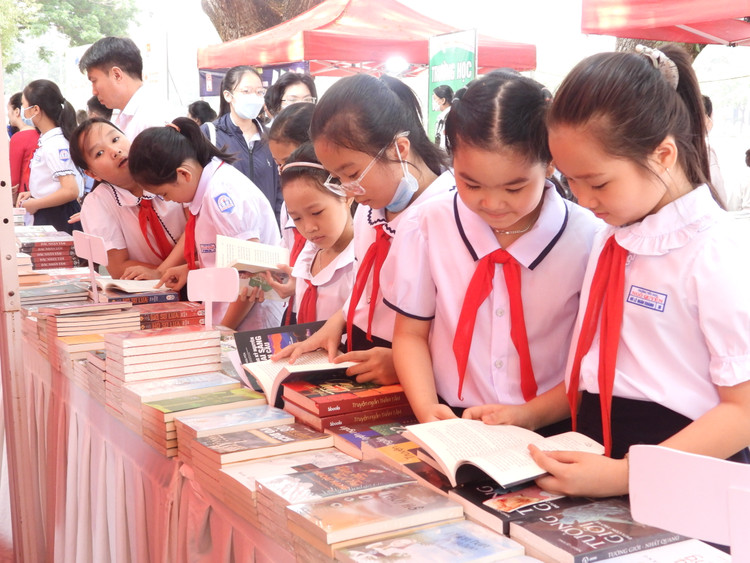 Các em học sinh hưởng ứng Ngày Sách Việt Nam (21/4) .