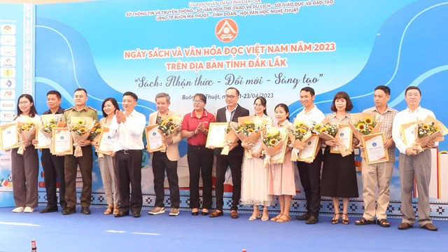 Ban tổ chức tặng hoa cho các đơn vị đồng hành.