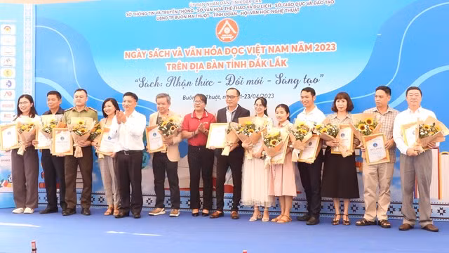 Ban tổ chức tặng hoa cho các đơn vị đồng hành.