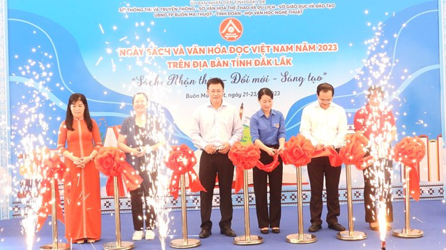 Các đại biểu cắt Băng khánh thành Lễ khai mạc Ngày sách và văn hóa đọc tỉnh Đắk Lắk năm 2023.