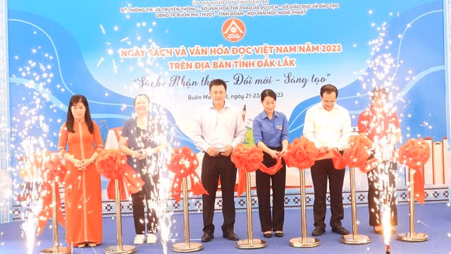 Các đại biểu cắt Băng khánh thành Lễ khai mạc Ngày sách và văn hóa đọc tỉnh Đắk Lắk năm 2023.