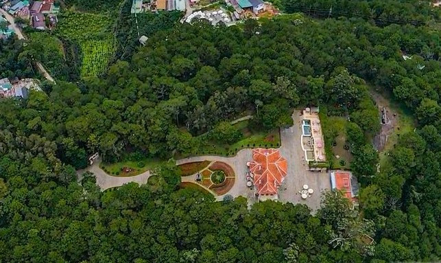 Dinh I được xây dựng vào những năm 1940, tọa lạc trên một đồi thông rộng hơn 18ha (tại Phường 10, Tp Đà Lạt).