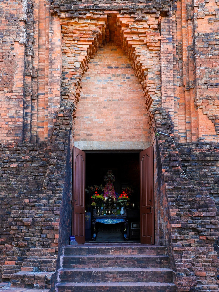 Bên trong tháp có diện tích khoảng 15 m2, bài trí đơn giản, không xây bệ , chỉ làm bàn thờ bà Chúa Thiên Y A Na nhìn ra cửa. Ảnh Traveloka