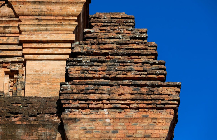 Với sự kết hợp hài hòa giữa vật liệu xây dựng, đường nét kiến trúc và nghệ thuật điêu khắc, đã tạo cho tháp dáng vẻ thanh thoát và thẩm mỹ. Dù trải qua bao năm tháng, tháp Nhạn vẫn sừng sững đứng đó như một chứng nhân lịch sử, lúc trầm mặc dưới mưa bay, khi rực rỡ trong ánh chiều tà, hay lung linh khi màn đêm buông xuống. Ảnh Miavn