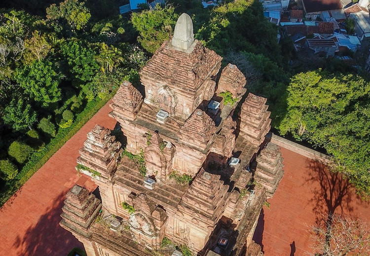 Sự ra đời của tháp bắt nguồn từ câu chuyện tiên nữ Thiên Y A Na giáng trần. Bà chỉ dạy cho người dân sống ở vùng đất này tất cả mọi thứ từ cấy cày, dệt vải, kéo sợi… để có cách mưu sinh. Sau khi tiên nữ quay trở lại cõi tiên, người dân Chăm Pa vì thương nhớ và muốn khắc ghi công ơn người khai sáng cho dân tộc mình nên xây tháp để phụng thờ