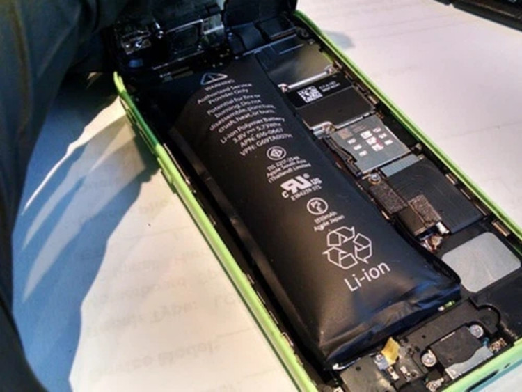 Nguyên nhân phổ biến khiến pin điện thoại bị phồng, chai. Ảnh minh họa