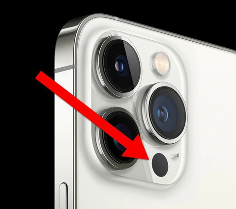 Chấm đen cạnh camera sau của iPhone dùng để làm gì? Ảnh minh họa