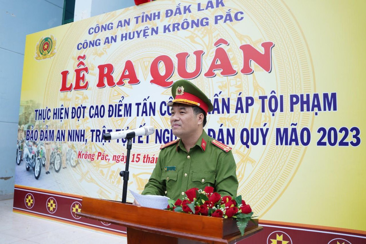 Trung tá Nguyễn Duy Lộc - Trưởng Công an huyện phát lệnh mở đợt tấn công trấn áp tội phạm.