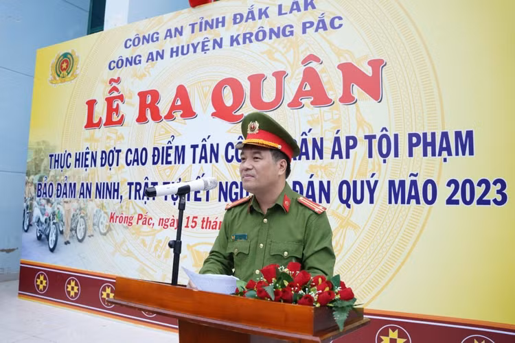 Trung tá Nguyễn Duy Lộc - Trưởng Công an huyện phát lệnh mở đợt tấn công trấn áp tội phạm.