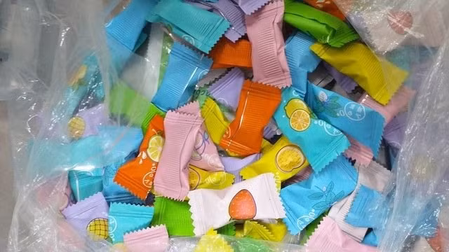 Khoảng 30 em học sinh phải nhập viện kiểm tra sức khỏe sau khi ăn kẹo lạ.