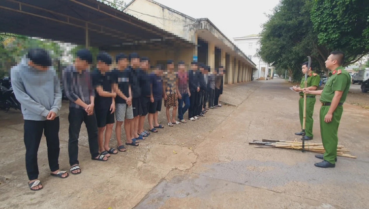 2 nhóm thanh thiếu niên, học sinh tại cơ quan công an.