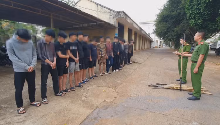 2 nhóm thanh thiếu niên, học sinh tại cơ quan công an.