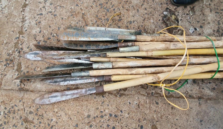 Cơ quan công an thu giữ 22 cây dao, rựa.