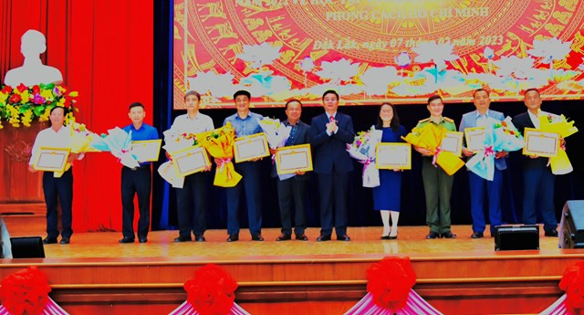 Bí thư Tỉnh ủy Đắk Lắk Nguyễn Đình Trung trao tặng Bằng khen của Ban Thường vụ Tỉnh ủy cho 9 tập thể có thành tích xuất sắc trong 20 năm thực hiện Nghị quyết số 23-NQ/TW của Ban Chấp hành Trung ương Đảng khóa IX.