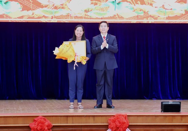 Bí thư Tỉnh ủy Đắk Lắk Nguyễn Đình Trung trao tặng Bằng khen của Thủ tướng Chính phủ cho Đảng hộ huyện Krông Bông có thành tích xuất sắc trong thực hiện Chuyên đề học tập và làm theo tư tưởng, đạo đức, phong cách Hồ Chí Minh.