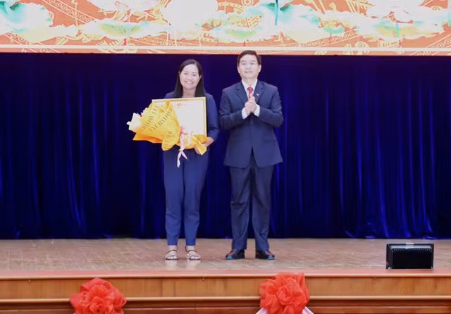 Bí thư Tỉnh ủy Đắk Lắk Nguyễn Đình Trung trao tặng Bằng khen của Thủ tướng Chính phủ cho Đảng hộ huyện Krông Bông có thành tích xuất sắc trong thực hiện Chuyên đề học tập và làm theo tư tưởng, đạo đức, phong cách Hồ Chí Minh.