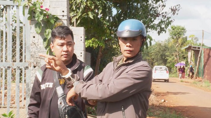 Đối tượng Phạm Văn Thông chỉ tay vào một căn nhà đã đột nhập trộm cắp tài sản.