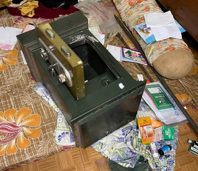 Một cái két sắt bị vợ chồng Thông - Hồng đục phá để trộm cắp tài sản.