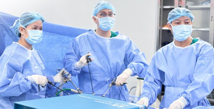 Êkíp phẫu thuật cho bệnh nhân. Ảnh BVCC