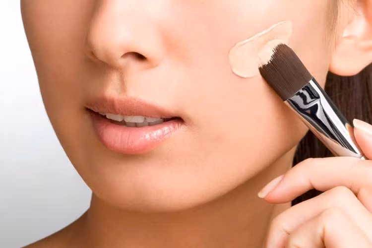Bí quyết khắc phục tình trạng bong tróc nền khi trang điểm. Ảnh minh họa