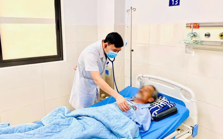 Bác sĩ thăm khám cho bệnh nhân. Ảnh BVCC