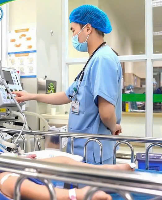 Bệnh nhi được ThS.BS Ngô Mạnh Kha cùng các bác sĩ khoa Điều trị tích cực Nội khoa theo dõi sát sao. Ảnh BVCC