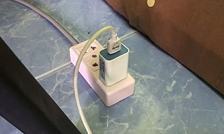 Bé gái 10 tuổi nguy kịch sau khi chạm vào dây sạc điện thoại đang cắm. Ảnh minh họa