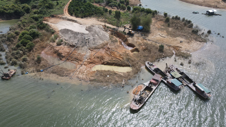 Bãi tập kết cát cùng nhiều tàu hút cỡ lớn neo đậu tại lòng Hồ thuỷ điện Buôn Tua Srah.