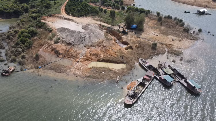 Bãi tập kết cát cùng nhiều tàu hút cỡ lớn neo đậu tại lòng Hồ thuỷ điện Buôn Tua Srah.