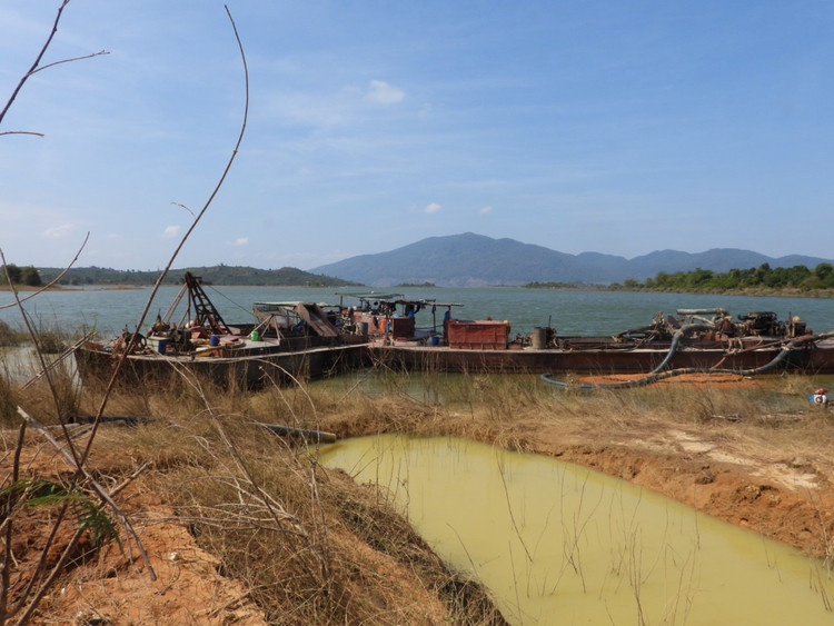 Những con tàu hút cỡ lớn không số hiệu đang neo đậu tại lòng hồ thuỷ điện Buôn Tua Sarh.