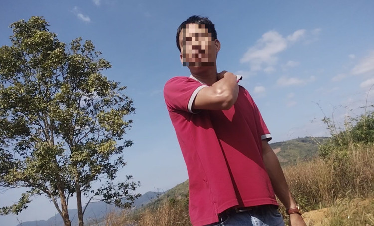 Một người trong nhóm khai thác cát tại bãi tập kết