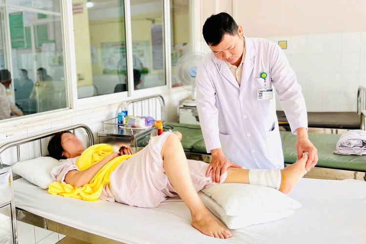 Bác sĩ thăm khám cho bệnh nhân sau phẫu thuật.