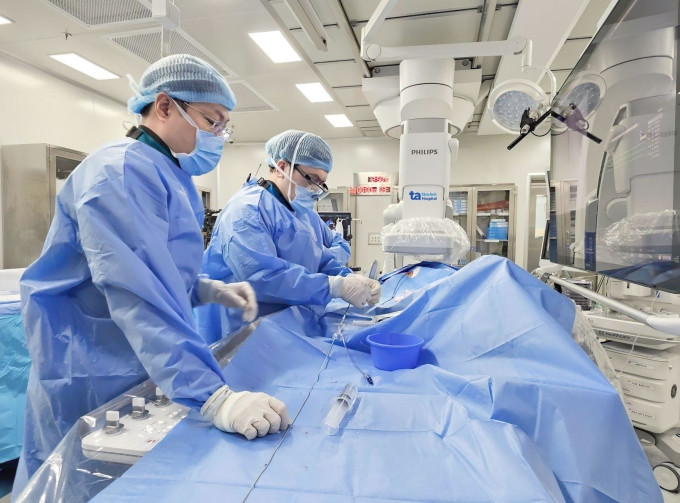 Bác sĩ bít dù thông liên nhĩ cho bệnh nhân. Ảnh BVCC