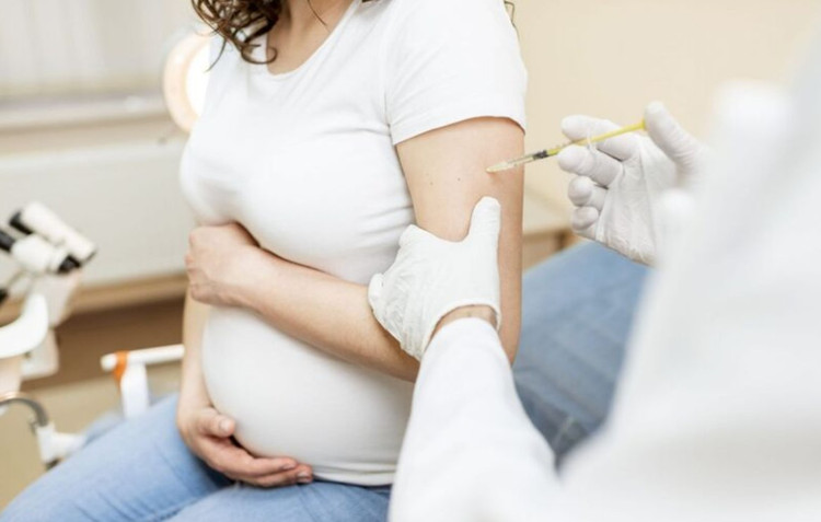 Thai phụ tiêm vaccine phòng cúm - Ảnh minh hoạ