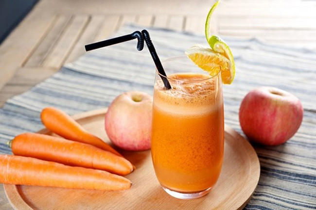 Nước ép cà rốt, táo và chanh: Những trái cây quen thuộc như cà rốt, táo và chanh, đều có khả năng cung cấp 25% lượng kali cần thiết cho cơ thể. Trong đó, kali đóng vai trò quan trọng như một chất điện giải, giúp giảm căng thẳng và cải thiện tình trạng đau bụng kinh. Bổ sung kali thông qua việc ăn uống, đóng vai trò quan trọng trong việc duy trì sức khỏe tổng thể, đồng thời còn giảm các triệu chứng không thoải mái trong kỳ kinh nguyệt. Ảnh minh họa