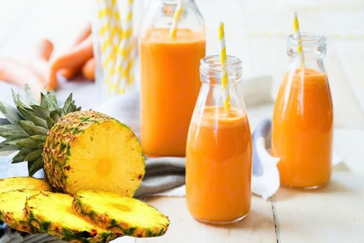 Nước ép dứa và cà rốt: Dứa có thể giúp phái nữ thoát khỏi những cơn đau bụng kinh do chứa nhiều bromelain, một loại enzyme được biết đến với tác dụng làm dịu cơn đau cơ. Mặt khác, cà rốt có thể điều hòa lưu lượng máu, giảm đau bụng kinh và xoa dịu mệt mỏi. Ảnh minh họa