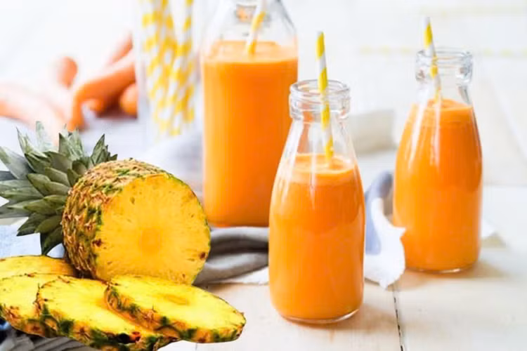 Nước ép dứa và cà rốt: Dứa có thể giúp phái nữ thoát khỏi những cơn đau bụng kinh do chứa nhiều bromelain, một loại enzyme được biết đến với tác dụng làm dịu cơn đau cơ. Mặt khác, cà rốt có thể điều hòa lưu lượng máu, giảm đau bụng kinh và xoa dịu mệt mỏi. Ảnh minh họa