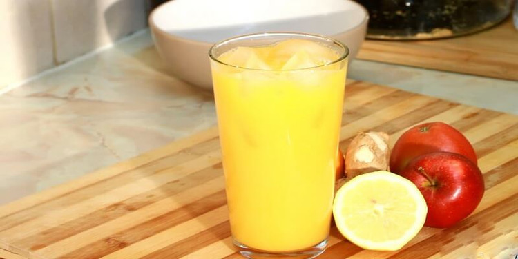 Nước ép táo và cam: Uống nước ép táo và cam trước chu kỳ kinh nguyệt sẽ giúp điều trị đầy hơi, cải thiện tiêu hóa. Bên cạnh đó, loại nước ép này còn giúp cơ thể tràn đầy năng lượng, giảm lo lắng, trầm cảm khi hành kinh. Ngoài ra, nước ép táo và cam còn ngăn ngừa sự xuất hiện của mụn trứng cá liên quan đến chu kỳ kinh nguyệt. Ảnh minh họa